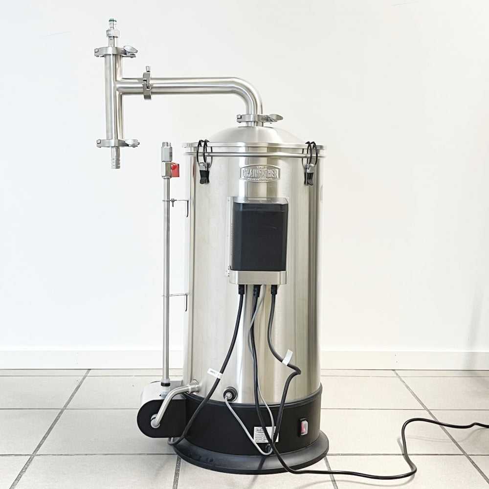 Grainfather Dampkondensator til Grainfather G30 I Steam Condenser - Ny versjon! fra Grainfather er vist med tri-clamp-komponenter, kontrollpanel og strømledninger på et flislagt gulv mot en hvit vegg.