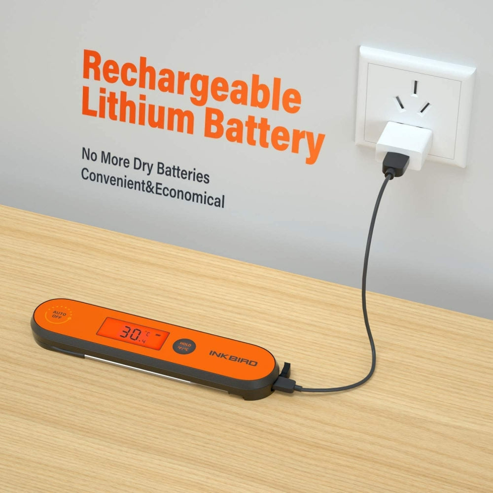 Et oransje Inkbird Digitalt Termometer IHT-1P lades via USB fra et vegguttak. Veggteksten lyder som følger: "Oppladbart litiumbatteri.