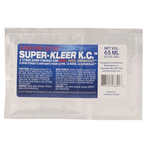 En klar plastpakke merket Super-Kleer K.C. klarningsmiddel 65 ml (Kieselsol & Kitosan) fra Winemakeri, for effektiv 2-trinns klaring av vin og øl. Inkluderer produktinformasjon og instruksjoner - ideell for klaring av vin eller hard seltzer.