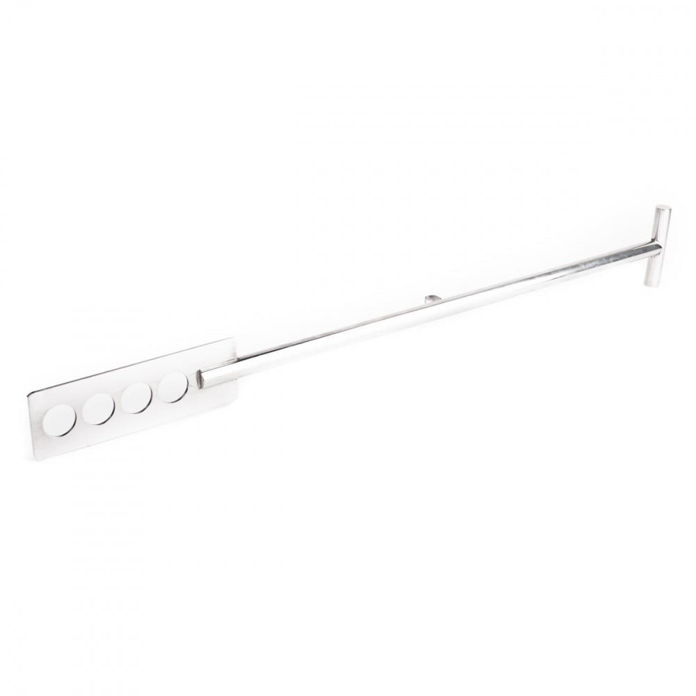 Brewtools Meskespade, lang type er et langt rustfritt stålverktøy med håndtak og flatt, rektangulært hode med fire runde fordypninger, vist på hvit bakgrunn. Ideell for Brewtools-fans som ønsker presis brygging med denne klassiske meskespaden.