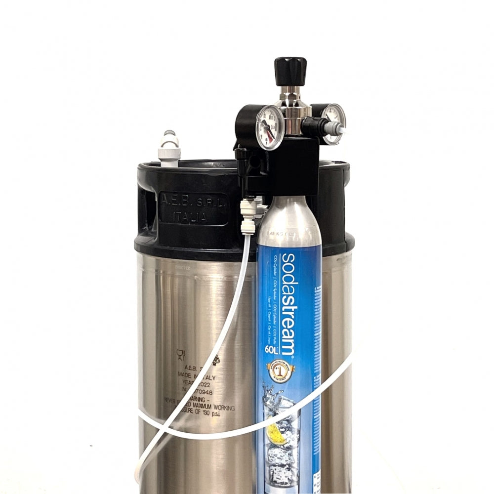 Brewshop Holder for Sodastream flaske, picnic ølslangesett og Oxyturbo Minor regulator er vist festet til et 23L Corneliusfat med målere og slanger, mot en vanlig hvit bakgrunn.