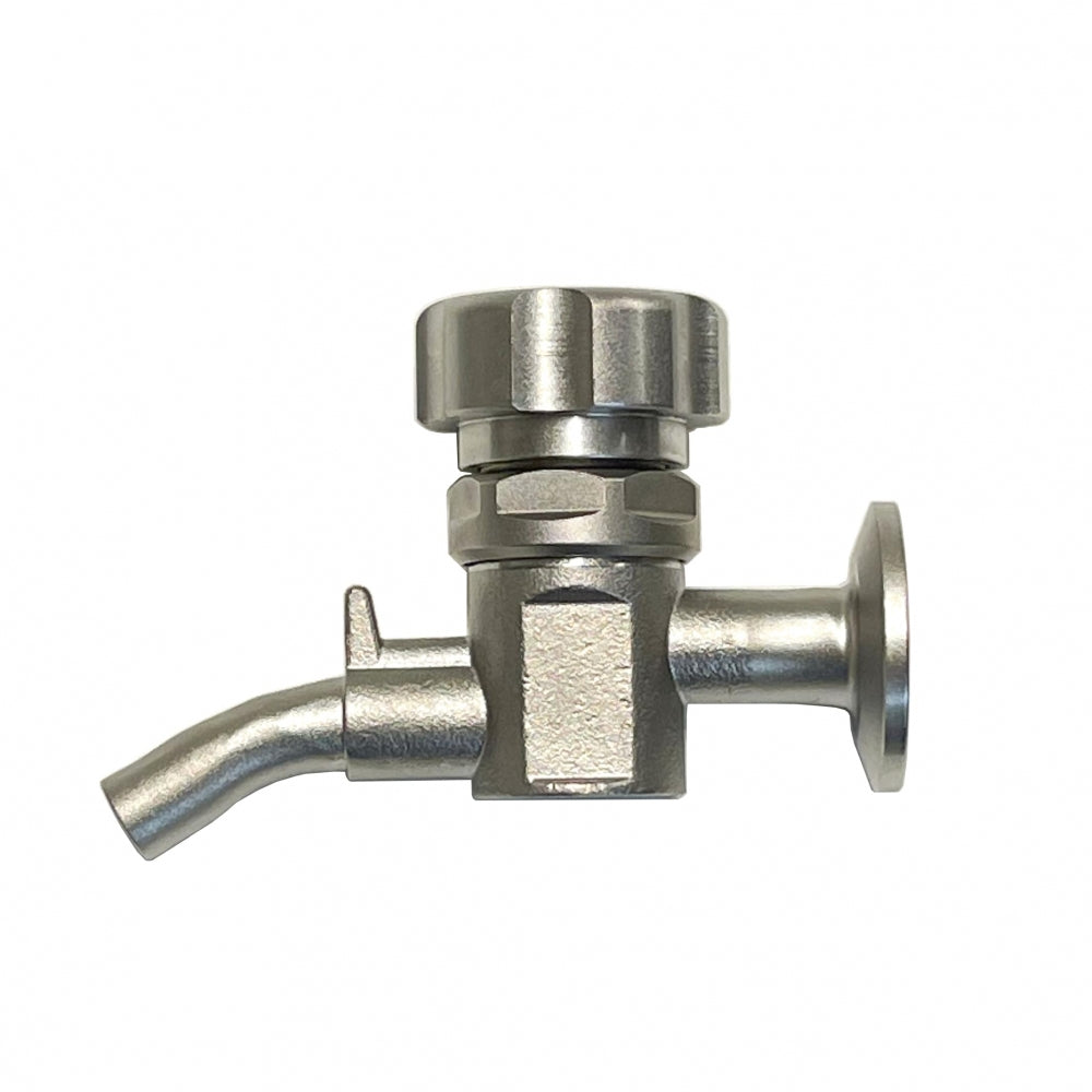 Brewshop 34 mm Tri-Clamp Sample Valve, laget av rustfritt stål 304 med en riflet knott, vinklet tut og flat, sirkulær flens, er vist mot en vanlig hvit bakgrunn.