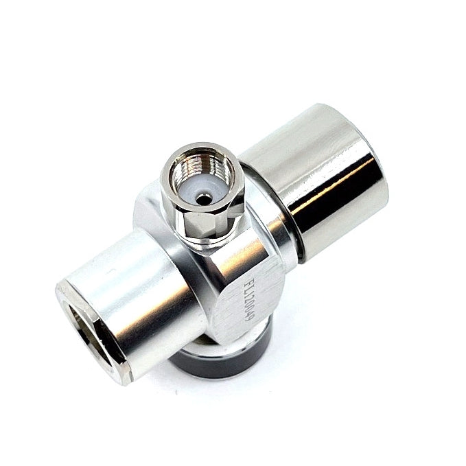 Nærbilde av Project Brew CO2 Picnic Regulator med Manometer, en metallisk T-formet ventilarmatur med gjengede koblinger for Mini CO2-regulatorsystemer, vist mot en hvit bakgrunn.
