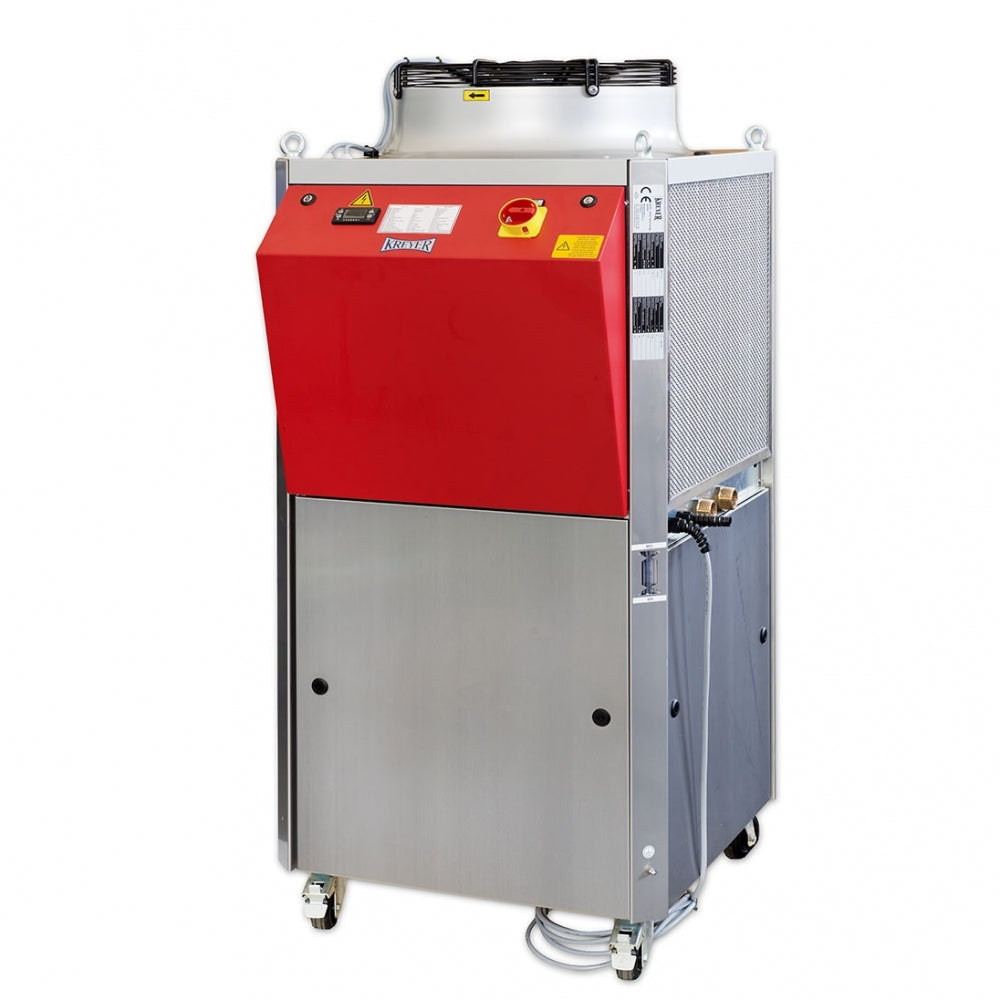 Quantor MCK Cooling & Heating - Bestillingsvare fra Quantor er et rødt og sølvfarget industrikjøleaggregat på hjul, med betjeningsknapper, ventilasjonsgitter og en mikrokanal-kondensator for effektiv kjøling.
