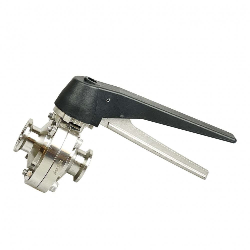 Brewshop 34 mm Tri-Clamp Butterfly ventil er laget av 304 rustfritt stål og svart plast, med en spakbetjent ventil og flensbeslag, vist mot en hvit bakgrunn.