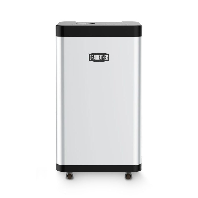 Grainfather GC2 Glykolkjøler (Glykolkjøler) fra Grainfather er et rektangulært, sølvfarget apparat med svart kant og hjul, med Grainfather-logoen på - ideelt for presis temperaturkontroll i avansert hjemmebrygging.