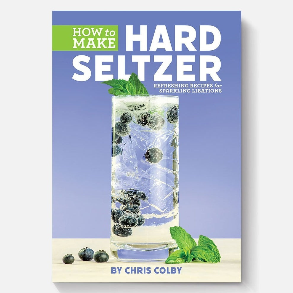 Omslaget til Brewshops "How to Make Hard Seltzer" viser et glass med hard seltzer med blåbær og mynte på en blå bakgrunn, noe som fremhever den forfriskende effekten av hjemmelagde oppskrifter.
