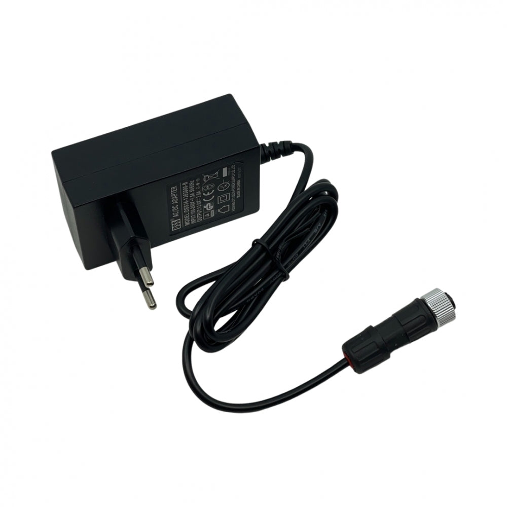 Grainfather GF30 Fermenter Power Adapter & Cord fra Grainfather har en europeisk støpsel og en lang kabel med en rund kontakt, vist i svart på hvit bakgrunn.