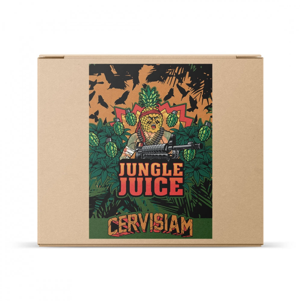 En brun pappeske med en livlig Cervisiam Jungle Juice-etikett som viser en bjørn med humlekeglehode som holder en pistol blant humle og blader. Brewshops allgrain ølsett - perfekt til hjemmebrygging. Etikett: Jungle Juice, Cervisiam.