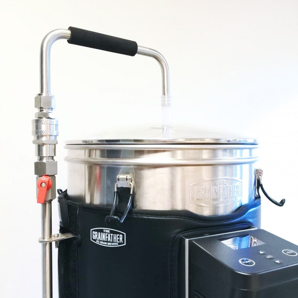 Grainfather Quick Connect Kit fra Grainfather er vist mot en hvit bakgrunn, med komponenter i rustfritt stål, en svart, isolert kappe, digitale kontroller og tilkoblede hurtigkoblingsslanger.
