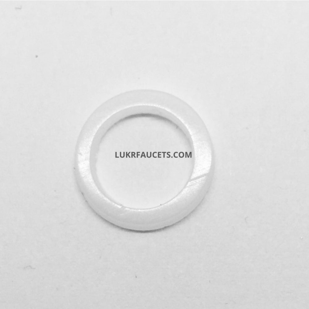 En Lukr LUKR-dysepakning, PE-hvit plastskive med LUKRFAUCETS.COM trykt i midten - vist på en vanlig hvit bakgrunn.