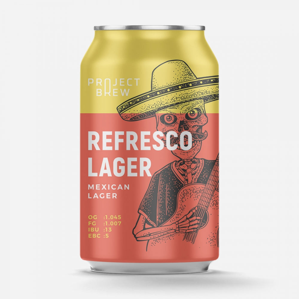 En boks med Project Brew Refresco Mexican Lager - ølsett med et skjelett i sombrero som spiller gitar, gull- og korallfargede fargeblokker og produktdetaljer.