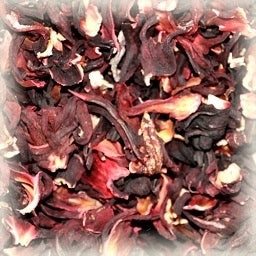 Nærbilde av Castle Malting Hibiskus hakket 1 kg: tørkede hibiskusblader i dyprøde og lilla fargetoner med krøllete, strukturerte kanter - som viser den naturlige skjønnheten til dette premiumproduktet.