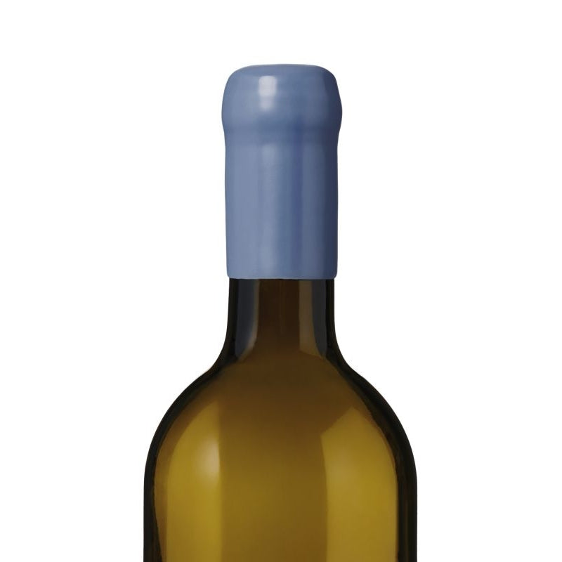 En vinflaske i klart glass med blå Sincera Sistemi flaskevoks 100 g (BU018) på toppen, vist mot en hvit bakgrunn.