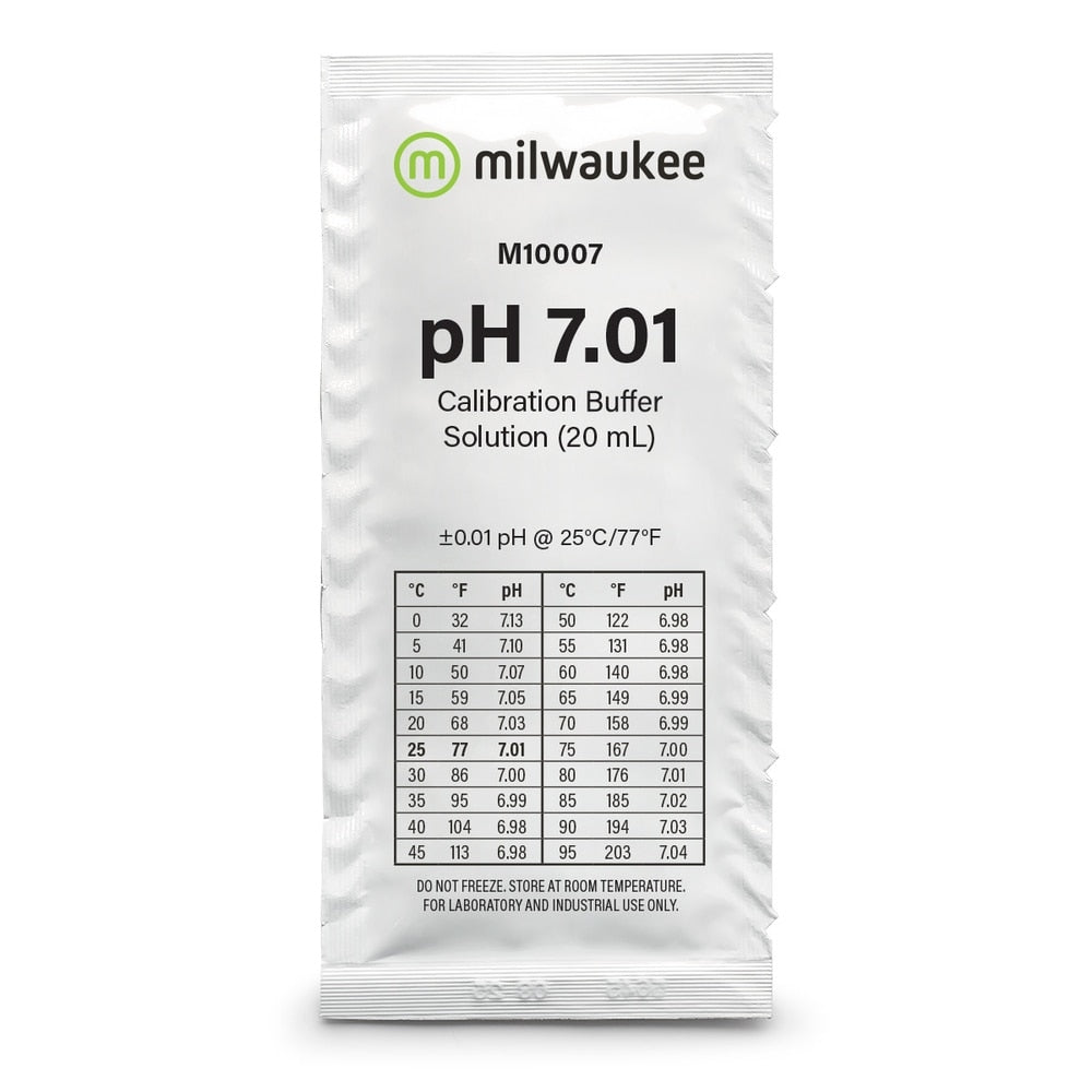 En 20 ml-pakke med Milwaukee Kalibreringsvæske / buffer pH 7,01 med et temperatur-pH-referansetabell trykt på forsiden.
