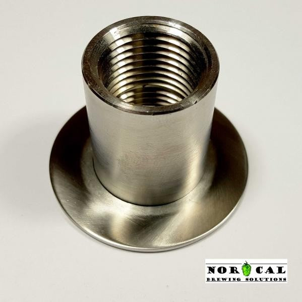 En Speidel Fermenter 1/2" NPT Full Coupling fra Norcal, laget av 304 rustfritt stål med hunn-gjenger og en flat flensbunn, er vist på en hvit bakgrunn med Norcal Brewing Solutions-logoen nederst til høyre.