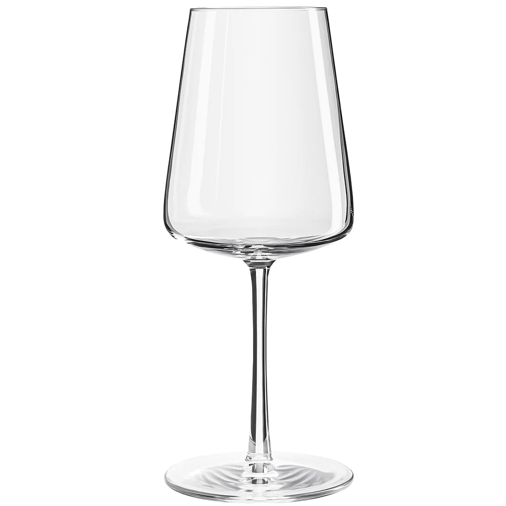 Et klart, tomt Stölzle Lausits POWER White Wine vinglass 400 ml fra 6 stk-settet står oppreist på en enkel hvit bakgrunn og fremhever den lange stilken og den brede skålen.