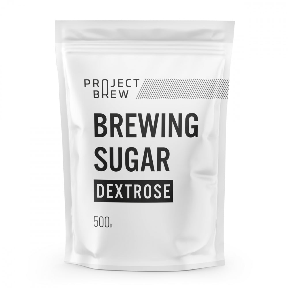 En hvit pose merket Project Brew Brewing Sugar - 100% Dextrose 500g (Sukker) med et minimalistisk svart-hvitt design, ideell for å lage sukkerlake eller karbonering av øl.