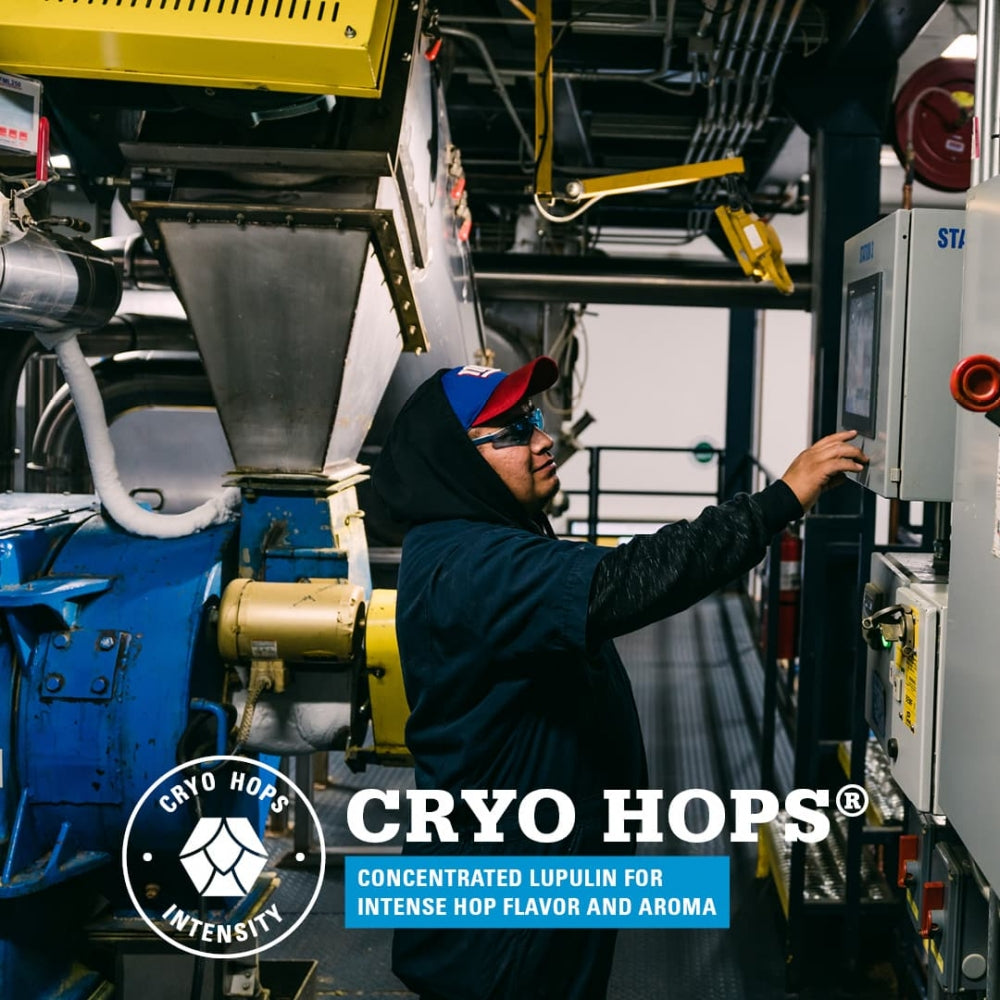 En person i verneutstyr betjener et kontrollpanel i et industrianlegg, som fremhever den avanserte prosessen bak Talus 25g Cryo Hops (12,6 %) fra Yakima Chief. Yakima Chiefs varemerke og slagord vises nederst i bildet.
