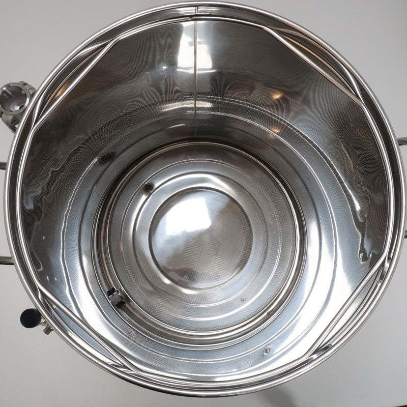 En ovenfra og ned-visning av et blankt, tomt Brewster Beacon 40L - Brewolution-fat i rustfritt stål med glatt innside og reflekterende overflate, perfekt for nøyaktig temperaturkontroll under brygging.