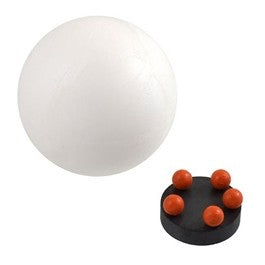 Ball and Keg - Keg Level Indicator fra Ball and Keg har en stor hvit kule ved siden av en svart, sirkulær base som holder fem oransje flyteballer med jevn avstand, designet for å vise nivået på fatet.