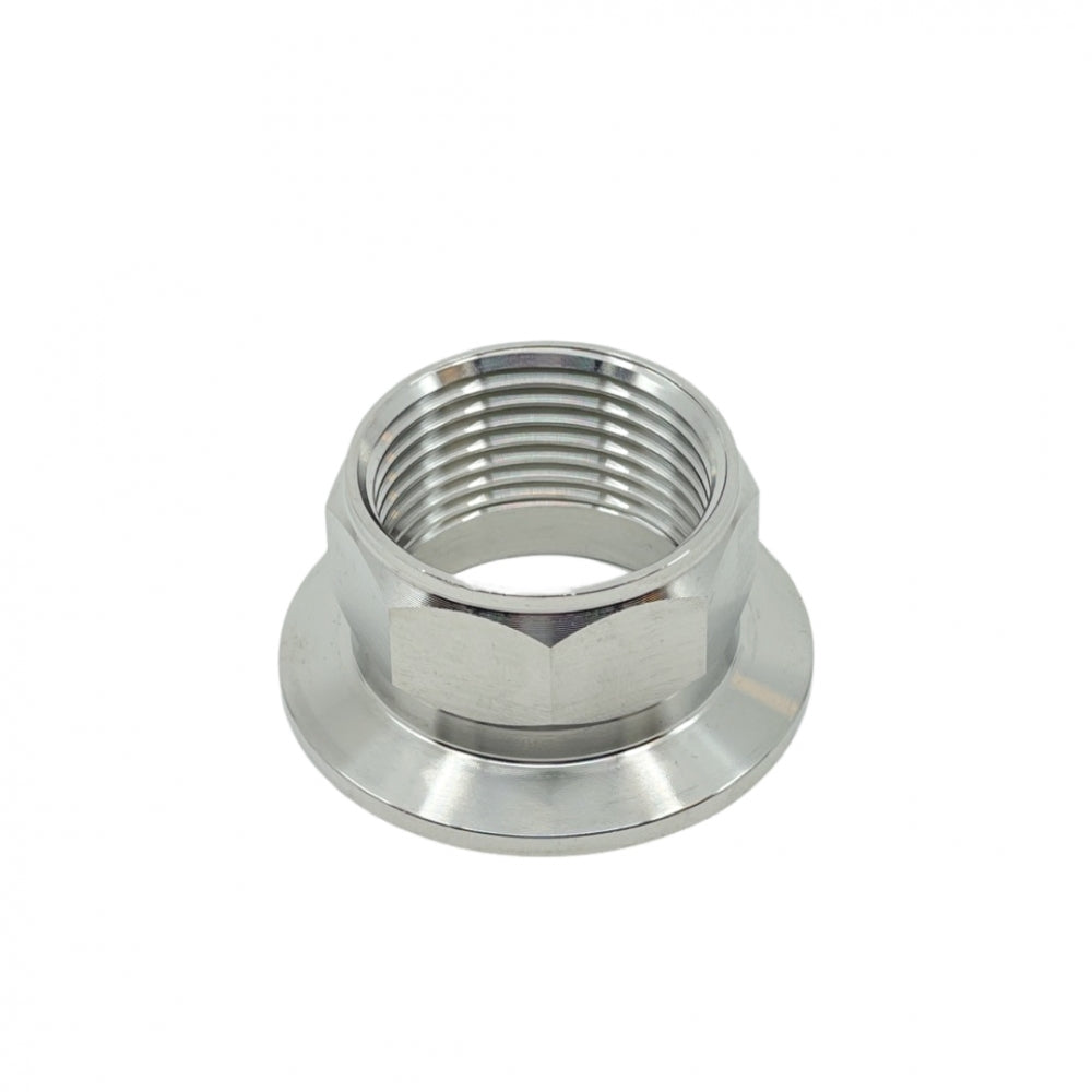En 1,5" Tri-Clamp x 1" BSP (hunn) sekskantmutter fra Brewshop, laget av 304 rustfritt stål med en flenset base, vist i en liten vinkel på hvit bakgrunn.