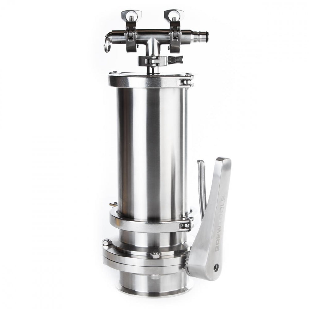 Brewtools HopDrop Kit, 4" har et sylindrisk filterhus i rustfritt stål med sidehåndtak og toppklemme - perfekt for tørrhumling - vist mot en hvit bakgrunn.