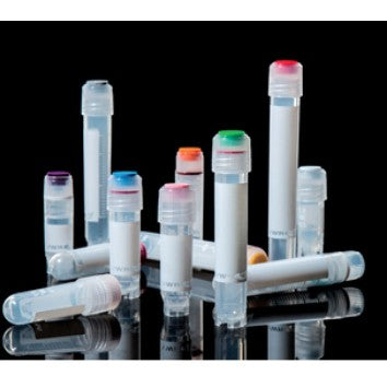 VWR Kryo rør 2ml (100 stk) plastvials med farvede låg, steriliseret for sikkerhed, er arrangeret opretstående og liggende på en reflekterende sort overflade.