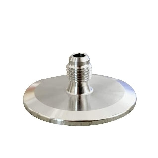 Brewshop 1,5" Tri-Clamp til 1/4" MFL er en gjengekobling i 304 rustfritt stål med en flat, sirkulær base, vist på siden mot en hvit bakgrunn.