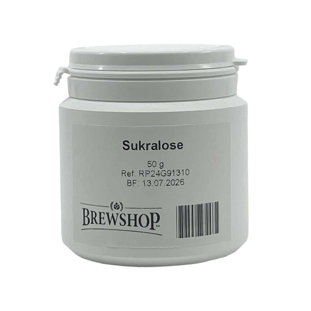 En hvit plastbeholder merket Sukralose 50 g fra Brewshop, ideell som søtningsmiddel til cider, med en batchreferanse og best før-dato 13.07.2026.