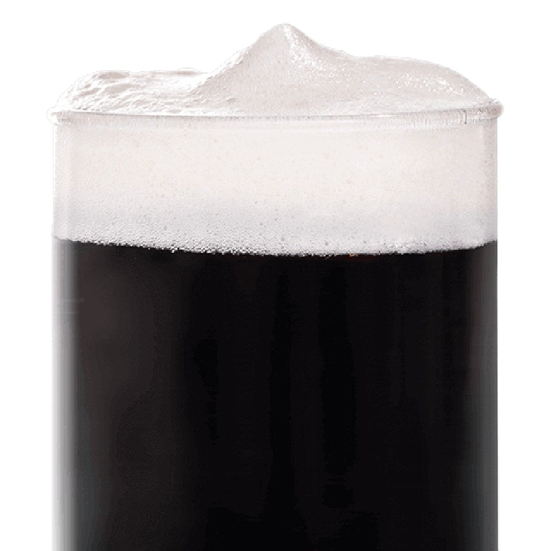 Et nærbilde av BEST Roasted Barley Malt (1200-1400 EBC) 100G fra Bestmalz i et glass, som viser en mørk kullsyreholdig drikk med tykt skum og rike ristede maltnoter.