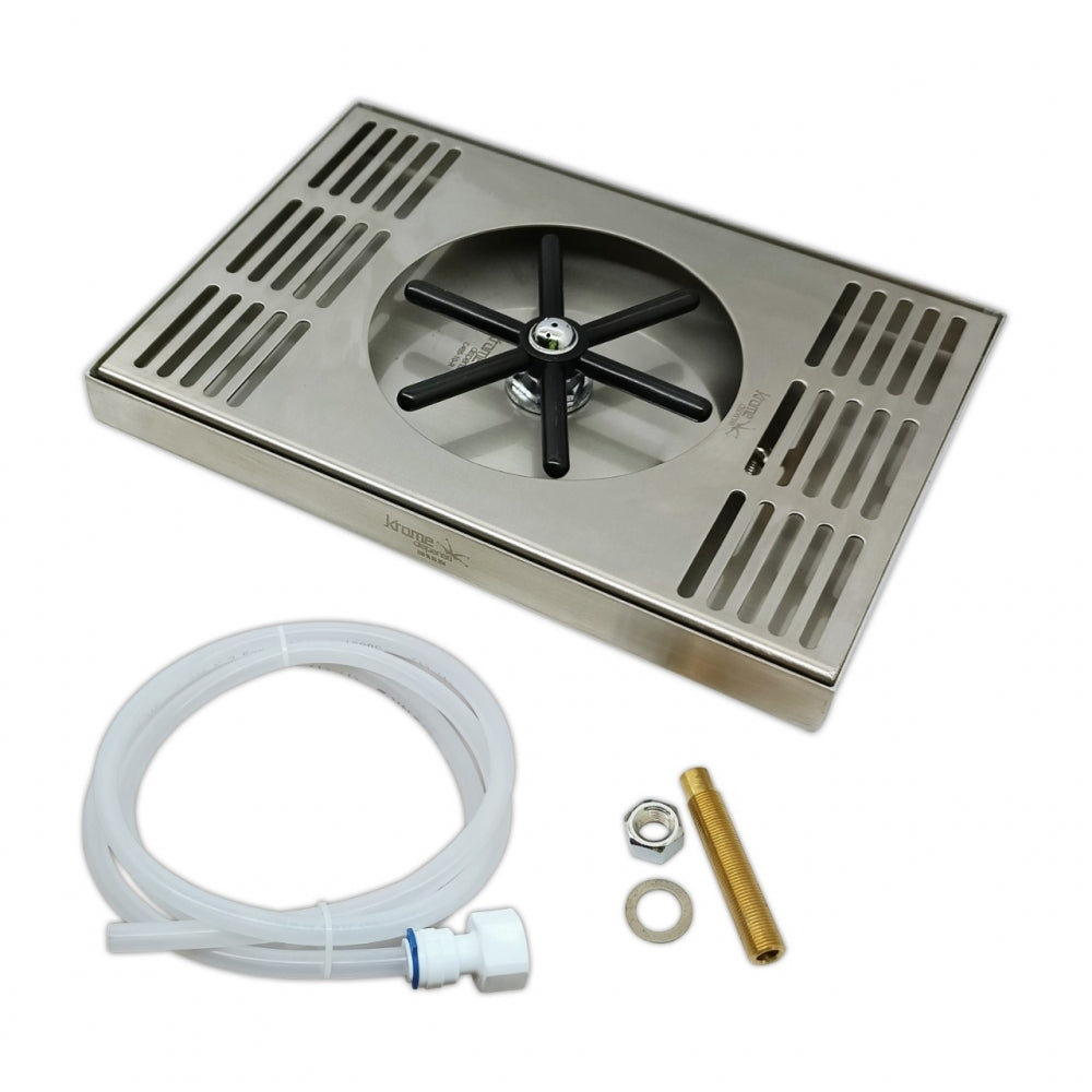 Krome Dispense Drip Tray 25 cm x 18 cm med skyller har dreneringsspor, en sentral svart skyllestjerne og leveres med slange, skiver og monteringskomponenter - perfekt barutstyr for ethvert oppsett.