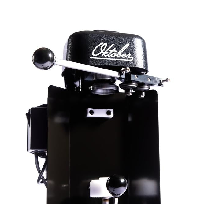 Nærbilde av SL1 Homebrewer Can Seamer - Boksmaskin fra Oktober Design, med sveivhåndtak - ideell for hjemmebryggere og håndverksøl - fotografert mot en hvit bakgrunn.
