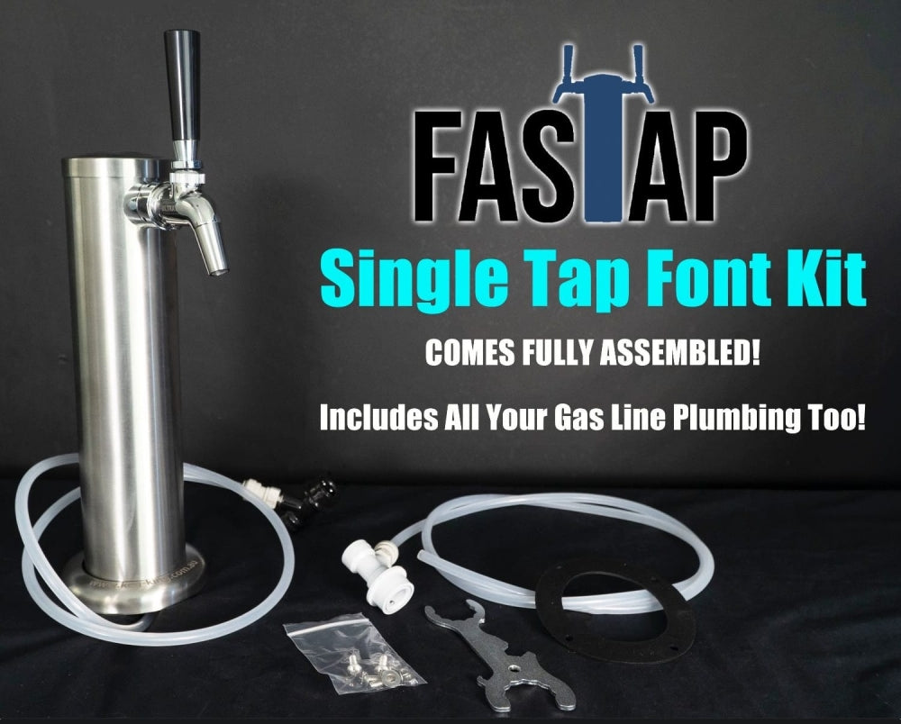 Et Keg King FasTap Font Kit - Tappetårn sett med 1 kran vises med slanger, koblinger, en skiftenøkkel og deler på en svart overflate. Dette ferdig monterte settet inneholder Ultratap tappekran og alt rørleggerarbeid - perfekt for hjemmetappesystemet.