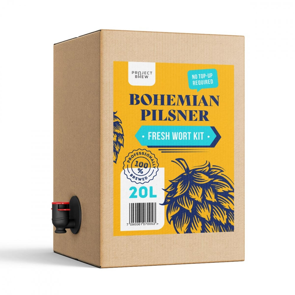 En pappeske merket "Bohemian Pilsner - 20L Fresh Wort Kit" fra Project Brew, med profesjonelt brygget vørter og en tappekran på siden.
