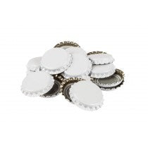 En bunke Brewolution Korker 26 mm hvit, 100 stk. vist både oppreist og opp-ned for å vise de riflede kantene - ideelt for hjemmebryggingsprosjekter.