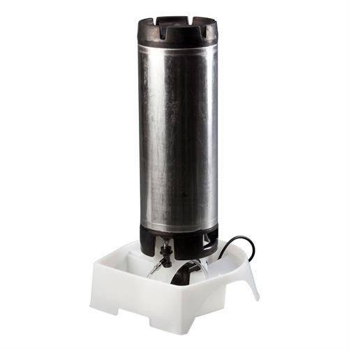 Mark II Keg Washer fra Keg Washer har et fat i rustfritt stål med en tappebunn i plast som slipper ut væske i et hvitt, rektangulært reservoar under - ideelt for effektiv hjemmebrygging og rengjøring.