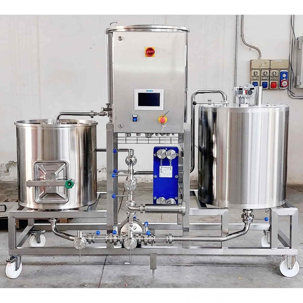 EnoBeer Nano Brewery 2,5HL Electric fra EnoBeer har to store tanker i rustfritt stål, et kontrollpanel, rør og ventiler på en mobil ramme - ideelt for innendørs bruk i mikro- eller nanobryggerier.