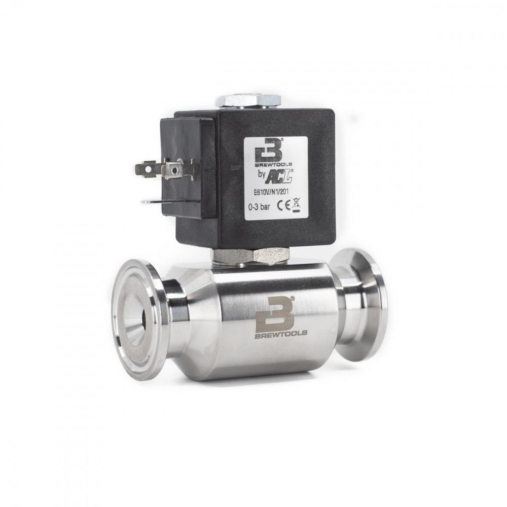 Brewtools Magnetventil (solenoid), TC34mm, NC, DC24V har en tri-clamp-design og en konstruksjon i rustfritt stål for presis væskestyring, utstyrt med en svart elektrisk aktuator.