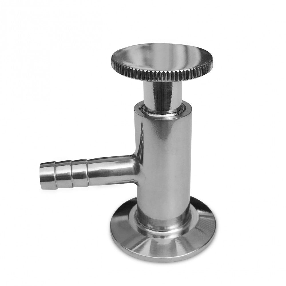 Brewshop 1,5" Tri-Clamp Sample Valve med nippel er laget av rustfritt stål 304 og har en riflet kontrollknapp, sideutløp og rund base for presis regulering av væske- eller gasstrømmen.