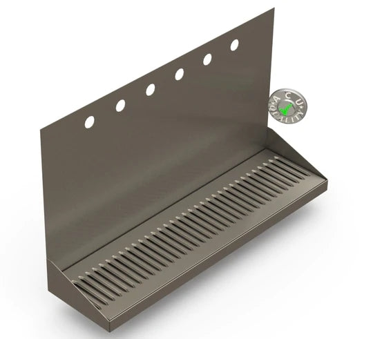 ACU Precision Sheet Metal Wall Mount Drip Tray - Hull for 6 kraner har rustfritt stål, slisset bunn, fire monteringshull og et lite rundt emblem - perfekt som veggmontert dryppbrett for opptil 6 tappekraner.