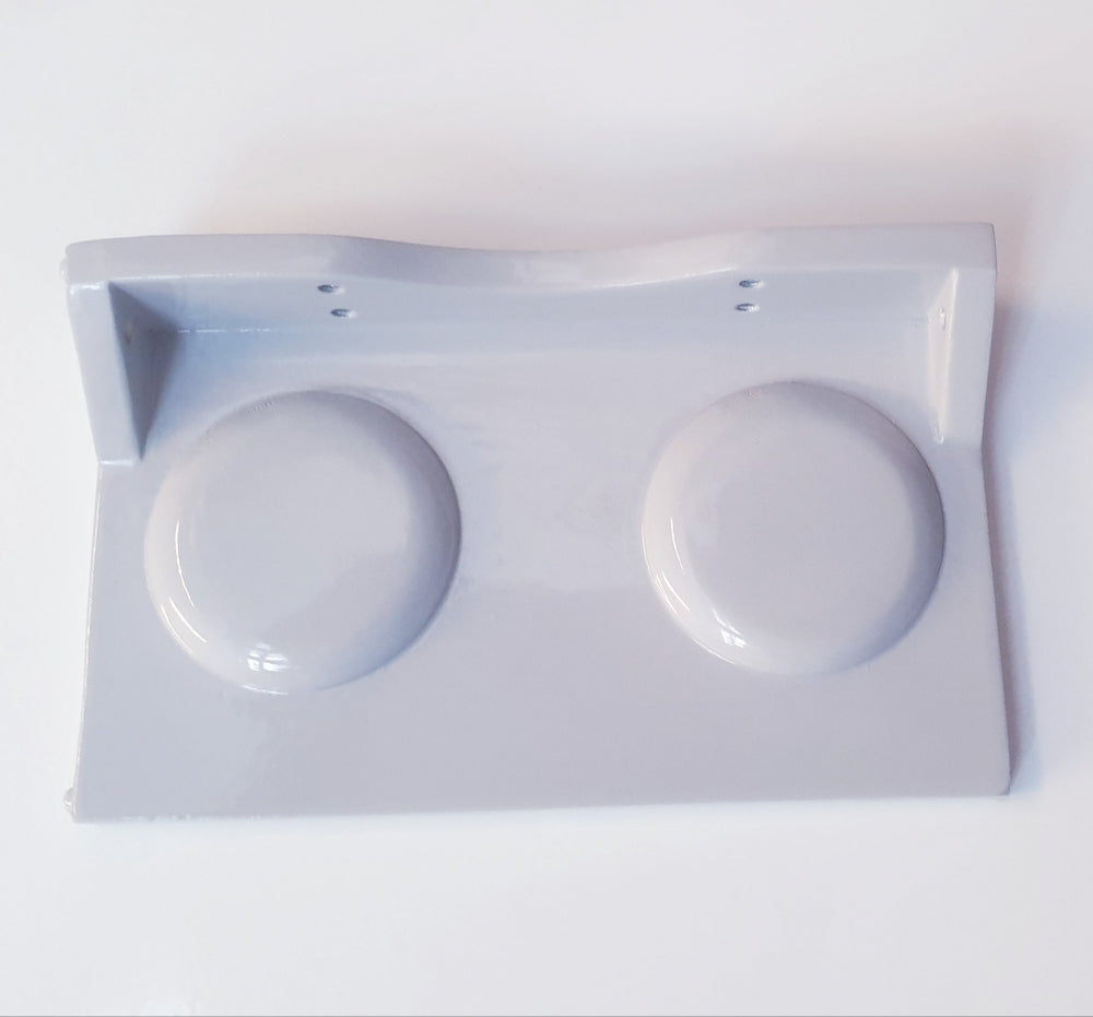 Tapcooler Nanocanner Magnetic Bracket - Veggbrakett ny versjon er et hvitt, rektangulært keramisk veggfeste med to opphøyde sirkler og fire monteringshull - perfekt for organisering av Tapcooler-tilbehør.