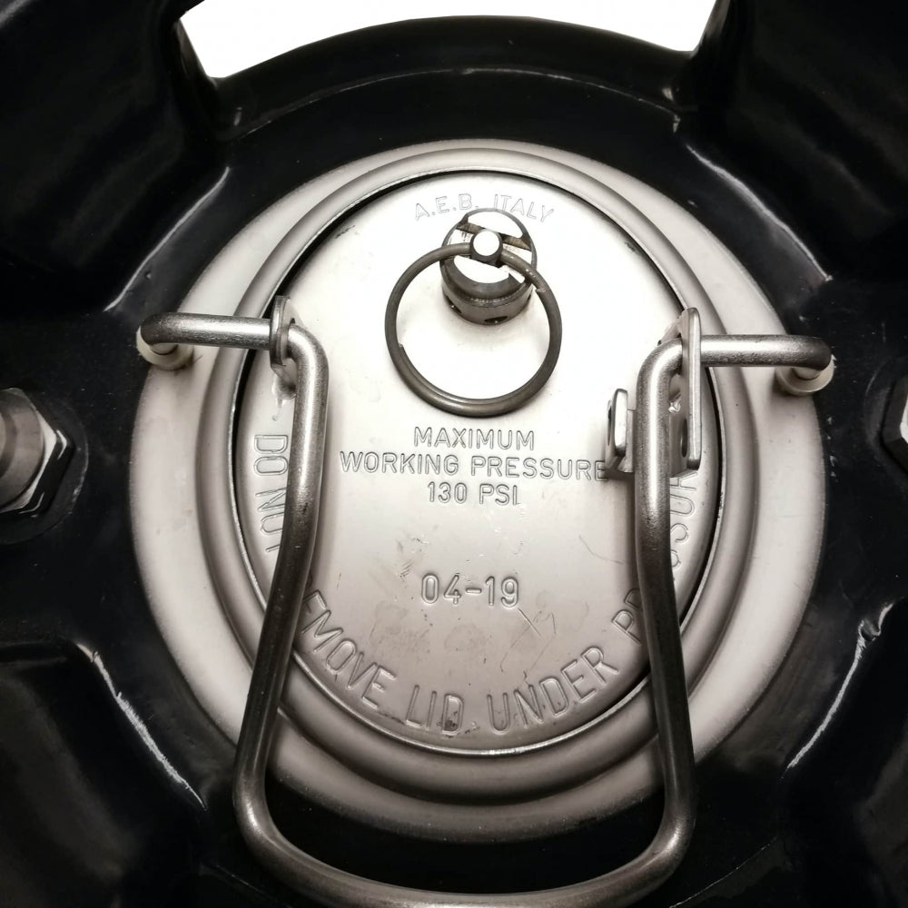 Nærbilde av Corneliusfat 20L fra AEB - kuleformet lokk med sikkerhetslås, trykkavlastningsventil og et maksimalt arbeidstrykk på 130 PSI - perfekt for håndverksøl. Merkevare: AEB.