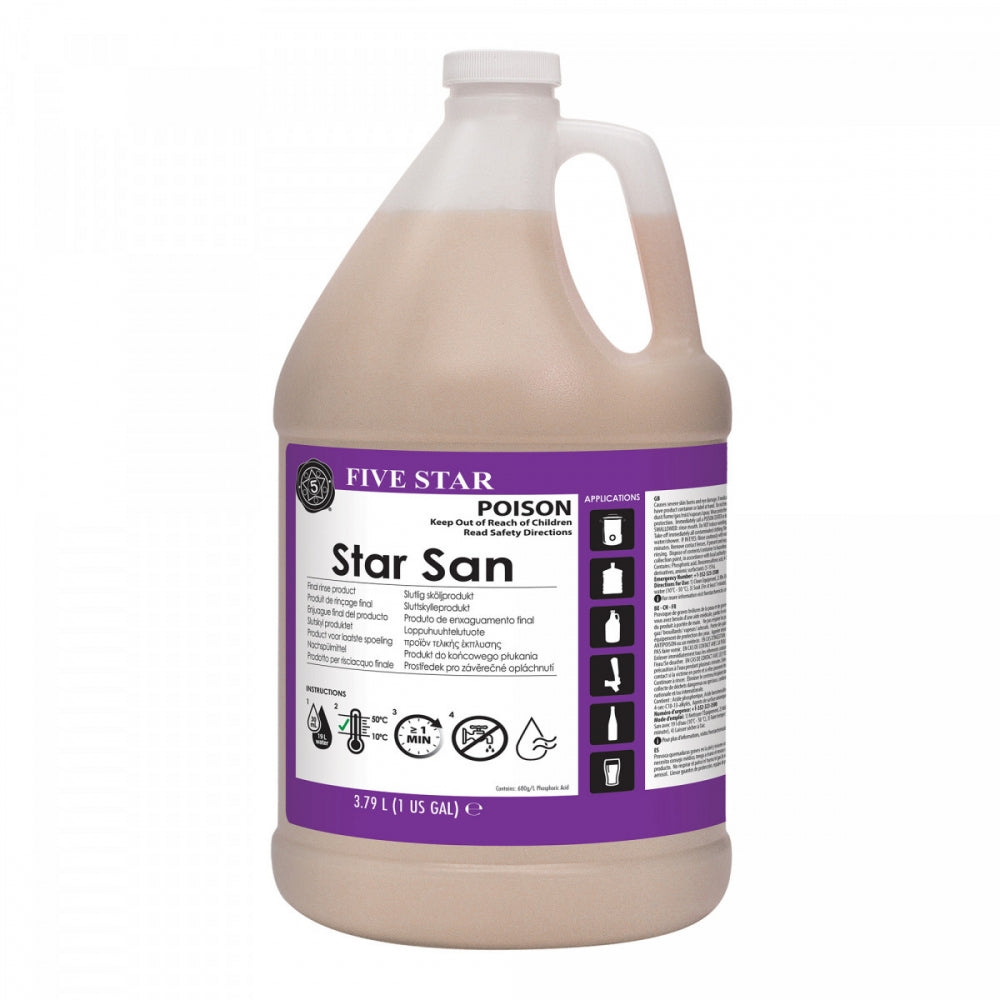 En kanne på 3,8 liter (1 gallon) med Five Star Chemicals' Star San høytskummende syrebasert skyllemiddel, merket med en lilla logo, sikkerhetsikoner, instruksjoner og giftadvarsel. Den lysebrune væsken er viktig for trygg ølbrygging.