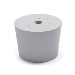 Deutsch & Neumann Silikonpropp D47-55 med 9 mm skrog er en hvit, konisk silikonpropp med et sentralt 9 mm hull og flere mindre hull, designet for å passe åpninger fra 47 mm til 55 mm.