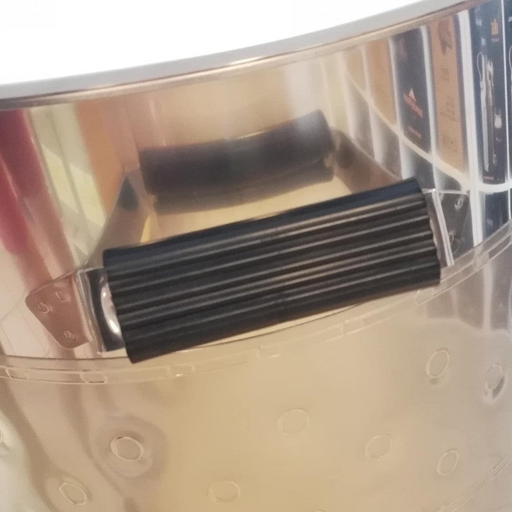 Nærbilde av Speidel Braumeister Rubber Handle (for BM 10-50), et svart plastreservedel fra Speidel, festet til den skinnende metalliske trommelinnredningen.