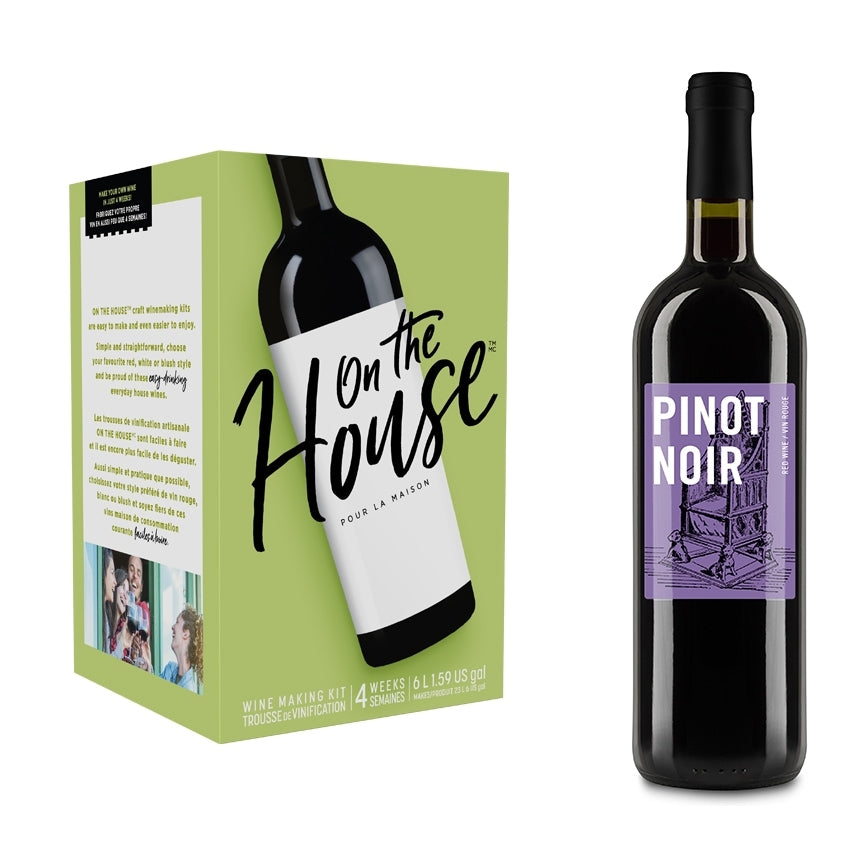 On The House Vinsett - Pinot Noir Style-esken står ved siden av en matchende flaske med lilla etikett og svart kapsel, ideell for deg som vil lage vin hjemme.