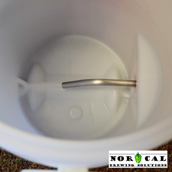 Speidel Fermenter Dip Tube - Norcal by Norcal sett ovenfra, inni en bryggebøtte i hvit plast med en stokk i rustfritt stål 304 og 1/2" NPT-gjenger; Norcal-logo nederst til høyre.