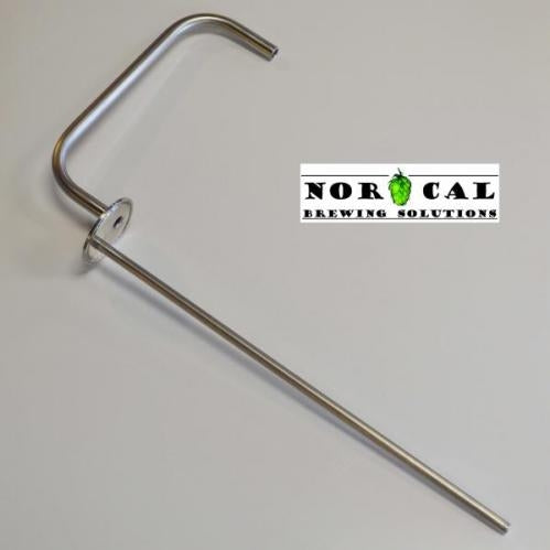 Norcal 1,5" Tri-Clamp Blow-Off Tube med termobrønn er vist ved siden av Norcal Brewing Solutions-logoen på en vanlig bakgrunn. Dette tilbehøret i rustfritt stål har et bøyd håndtak og en sirkulær plate.