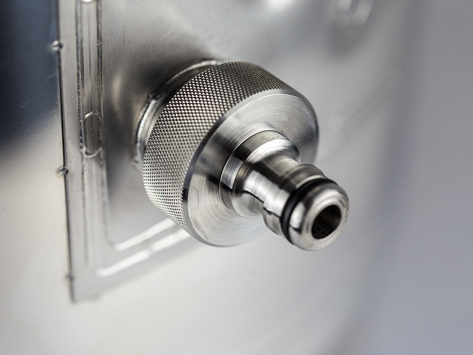 Nærbilde av en hurtigkobling i metall på den glatte overflaten av Speidel 10L #Braumeister PLUS, et Speidel-produkt som er utviklet for brygging av små partier (pilotbrygging) eller ølbrygging (brygging av øl).